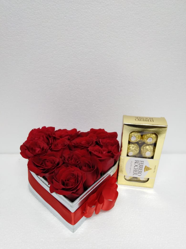 12 Rosas en Caja Corazn y Bombones Ferrero Rocher 100 Grs 